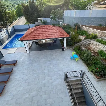 Nyaraló Kameni Dvori