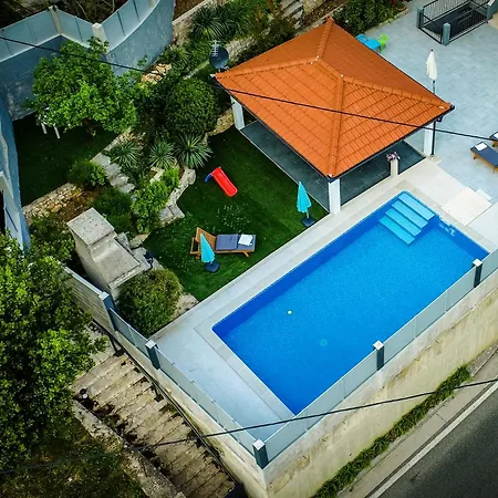 Nyaraló Kameni Dvori