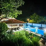 Kameni Dvori - Family With Pool & Jacuzzi For 8 Imotski